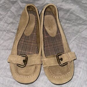 Natural Reflections womens 6 brown flats buckle used condition